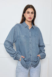 Chemise en jean ornée de motifs