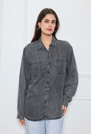 Chemise en jean ornée de motifs