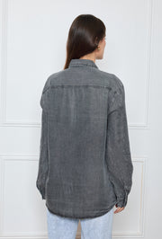 Chemise en jean ornée de motifs