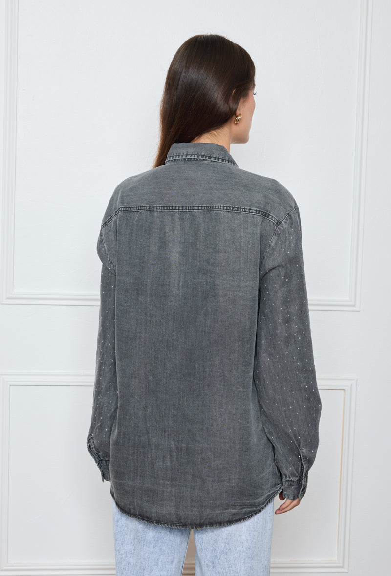 Chemise en jean ornée de motifs