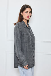 Chemise en jean ornée de motifs
