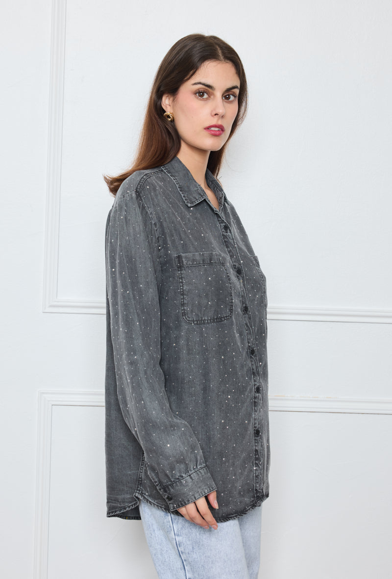 Chemise en jean ornée de motifs