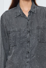 Chemise en jean ornée de motifs