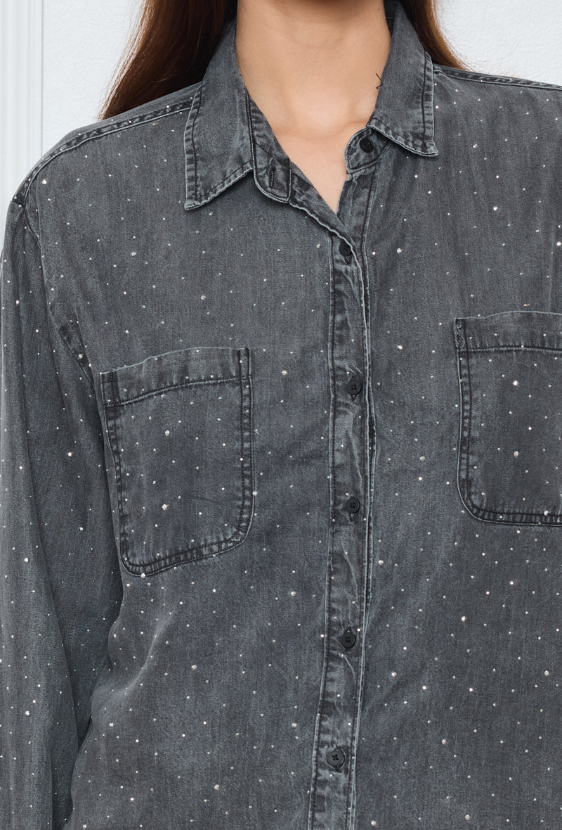 Chemise en jean ornée de motifs
