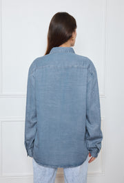 Chemise en jean ornée de motifs