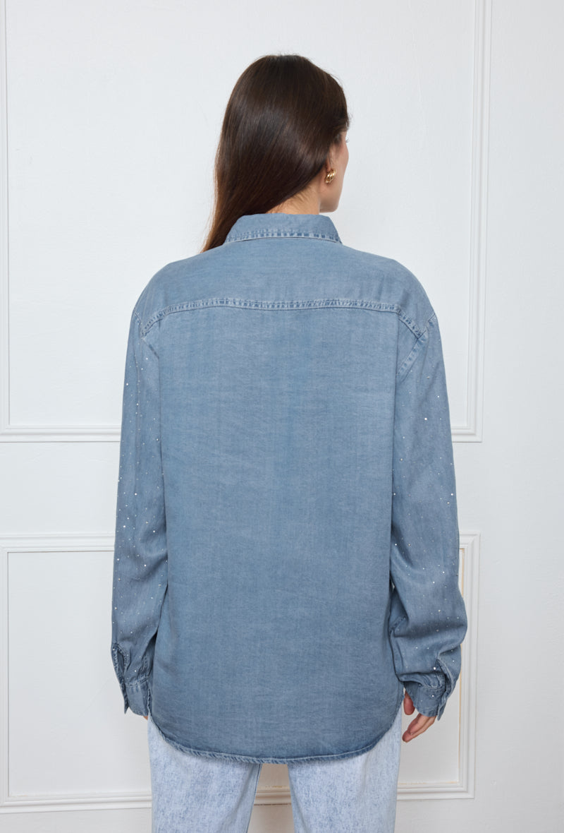 Chemise en jean ornée de motifs