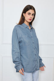 Chemise en jean ornée de motifs