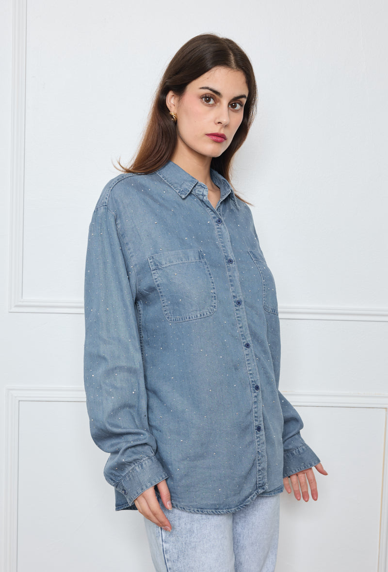 Chemise en jean ornée de motifs