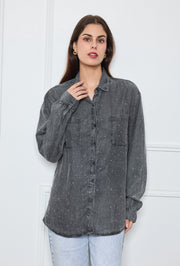 Chemise en jean ornée de motifs