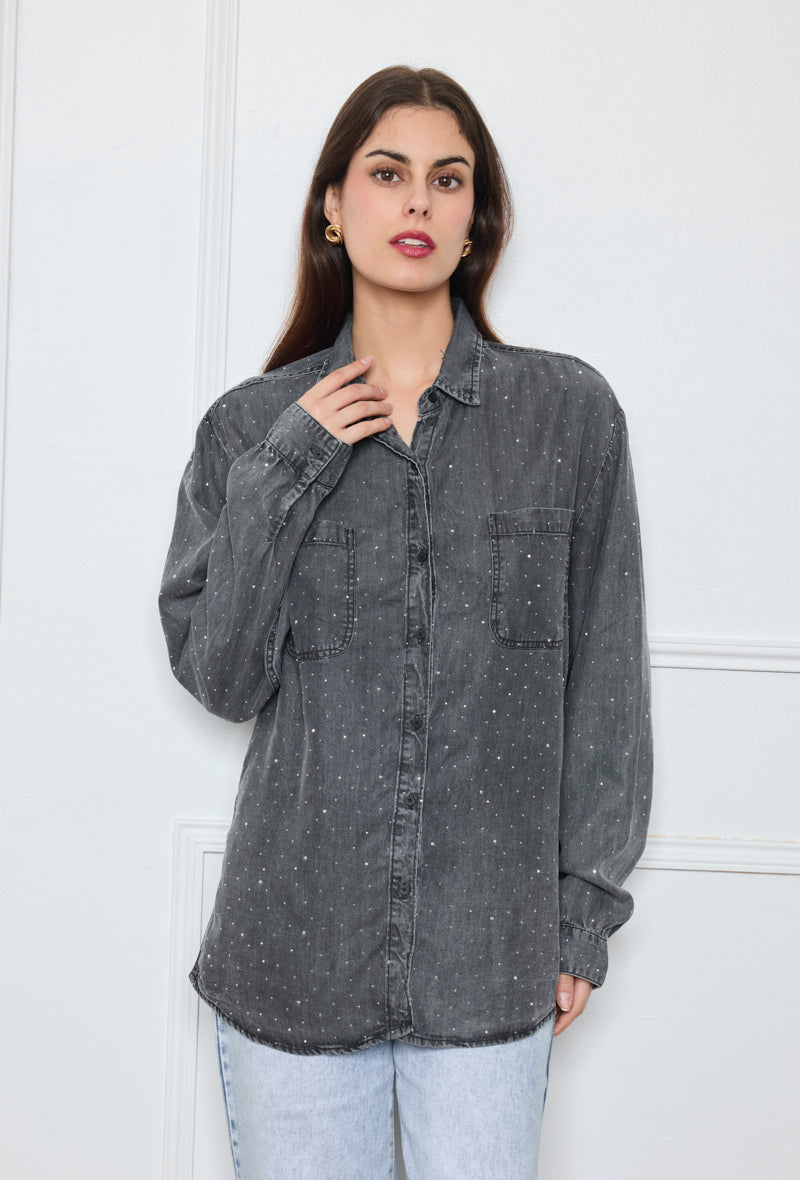 Chemise en jean ornée de motifs