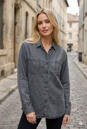 Chemise en jean ornée de motifs