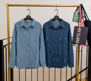 Chemise en denim bleu clair imprimé cœurs dorés