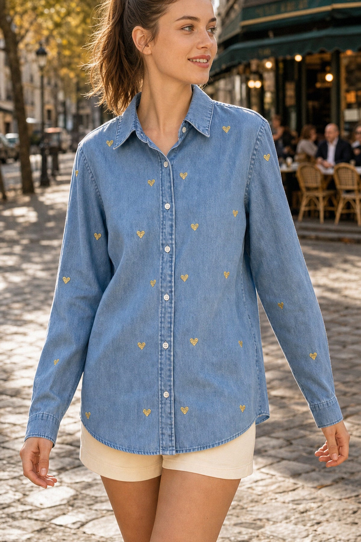 Chemise en denim bleu clair imprimé cœurs dorés