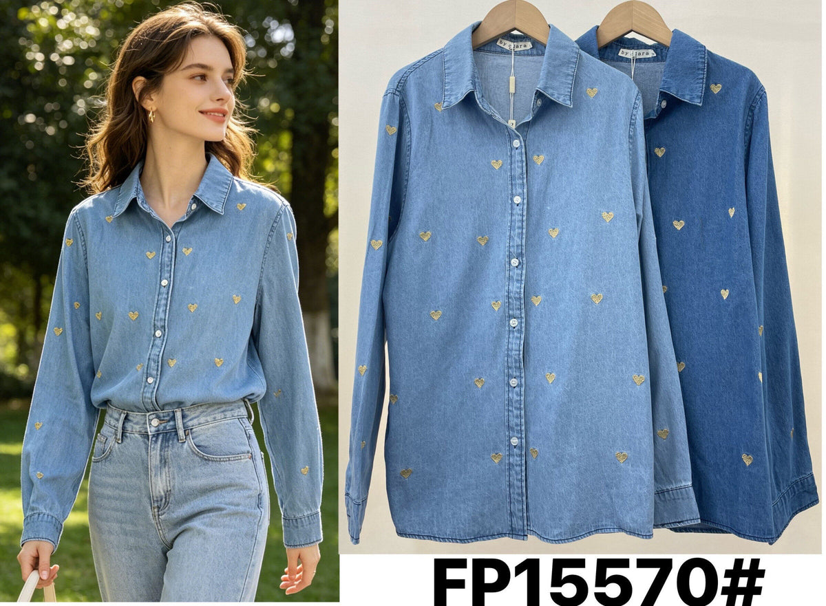 Chemise en denim bleu clair imprimé cœurs dorés