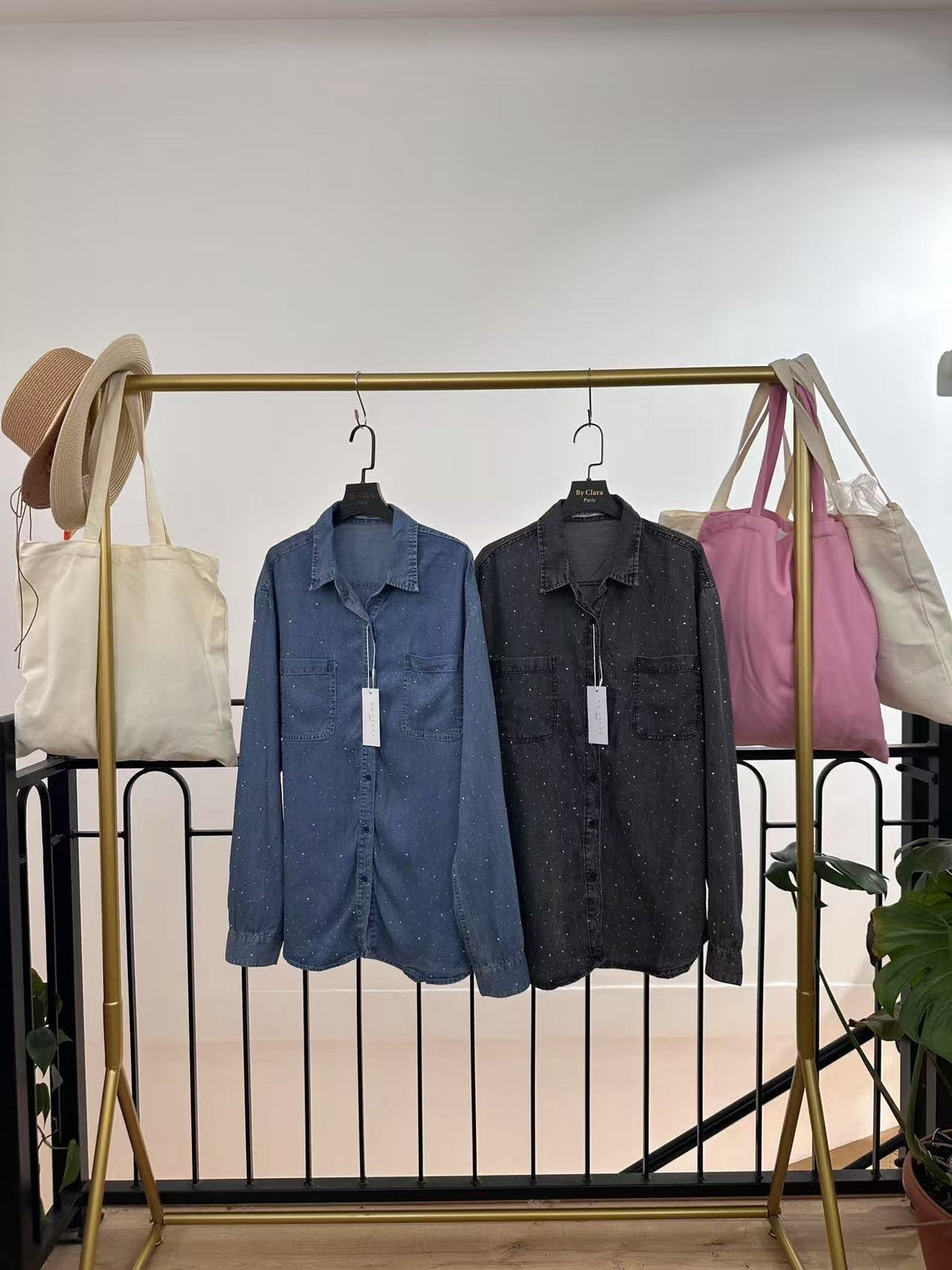 Chemise en jean ornée de motifs