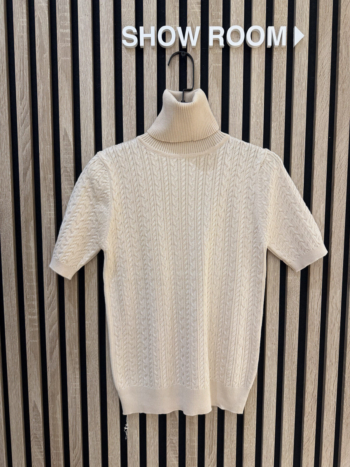 Pull col roulé manches courtes