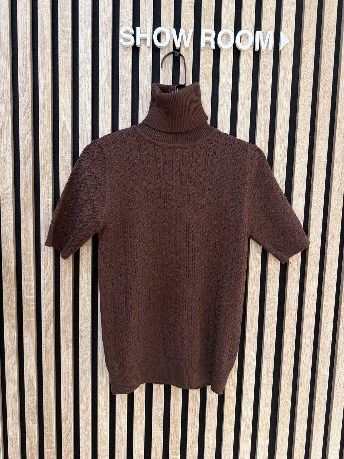 Pull col roulé manches courtes